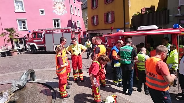 Helfer auf einem Platz. Helfer auf einem Platz.