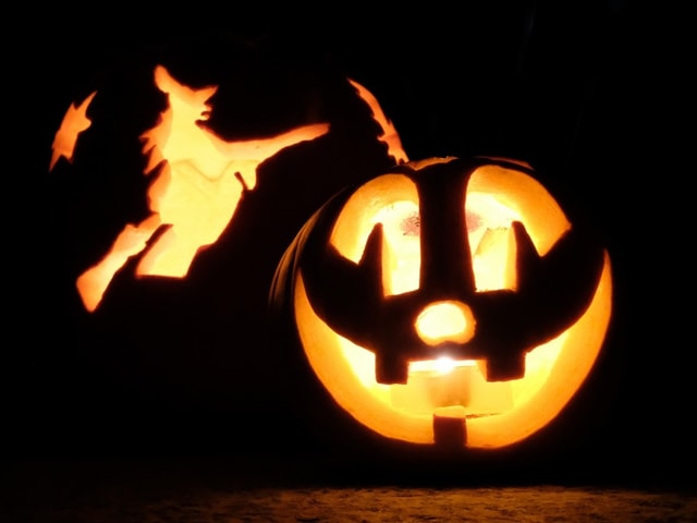 Ein Halloween-Kürbis mit Schnittmuster einer Hexe