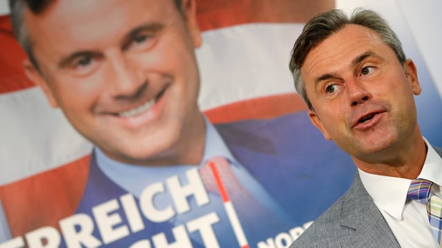 Hofer im Porträt vor Wahlplakat mit seinem Bild. Hofer im Porträt vor Wahlplakat mit seinem Bild.
