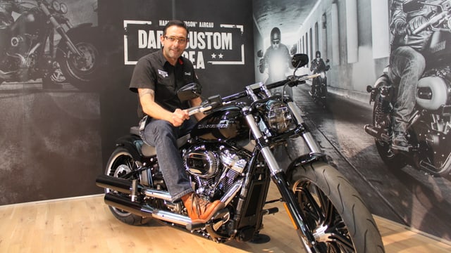 Der Chef der des Harley-Shops posiert auf einer Harley Der Chef der des Harley-Shops posiert auf einer Harley