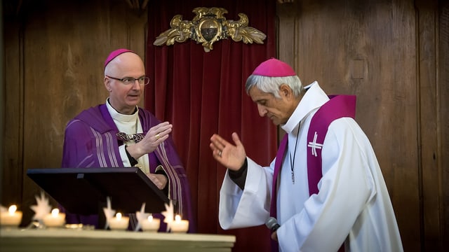 Zwei Kirchenmänner am Altar. Zwei Kirchenmänner am Altar.