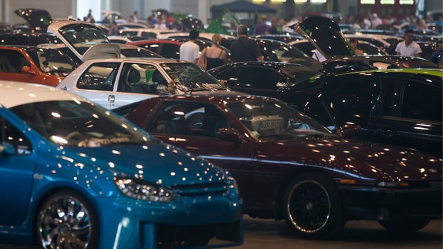 Parkierte Autos an einem Tuning-Event in Genf Parkierte Autos an einem Tuning-Event in Genf