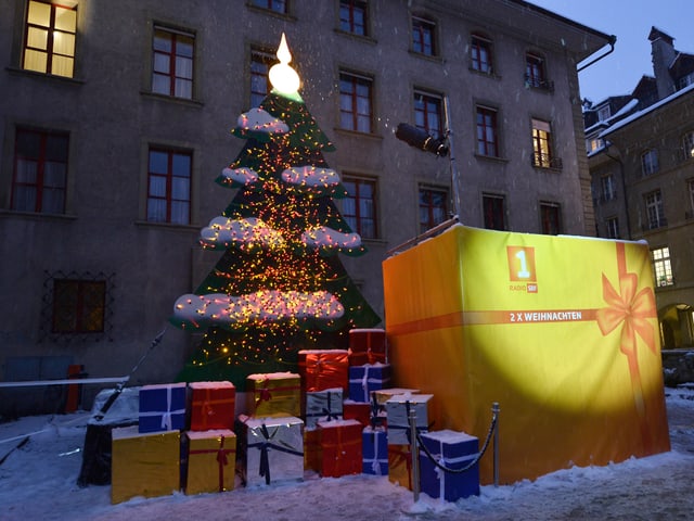 Tannenbaum und Geschenke.