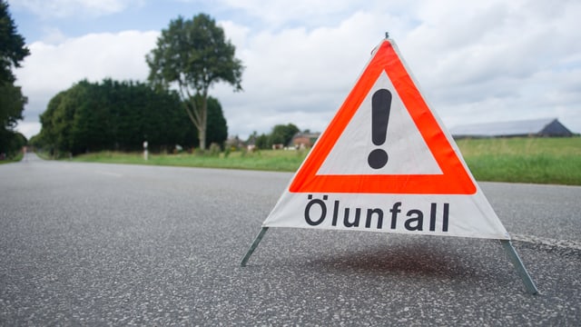 Triopan mit Aufschrift «Ölunfall» Triopan mit Aufschrift «Ölunfall»
