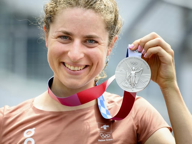Marlen Reusser posiert mit der Medaille. Marlen Reusser posiert mit der Medaille.