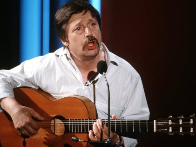 Der junge Wolf Biermann singt mit Gitarre. Der junge Wolf Biermann singt mit Gitarre.