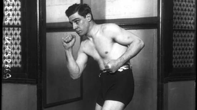Frank Erne, nur mit Shorts bekleidet, in Boxerpose, aber ohne Handschuhe. Frank Erne, nur mit Shorts bekleidet, in Boxerpose, aber ohne Handschuhe.