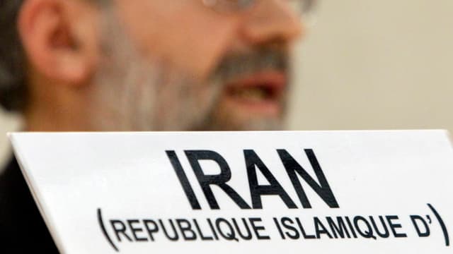 Iran-Schild auf einem Tisch der UNO, in Klammer darunter steht «Republique Islamique d'» Iran-Schild auf einem Tisch der UNO, in Klammer darunter steht «Republique Islamique d'»