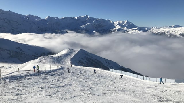Wolkenloser Himmel über dem Lavey-Grat mit Blick auf das Nebelmeer Richtung Lenk. Wolkenloser Himmel über dem Lavey-Grat mit Blick auf das Nebelmeer Richtung Lenk.
