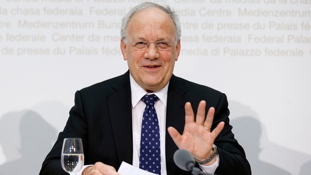 Johann Schneider-Ammann bei einer Medienkonferenz. Johann Schneider-Ammann bei einer Medienkonferenz.