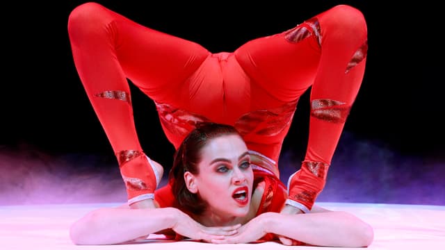 Kontorsionistin Nina Buri vernenkt sich in einem roten Artistendress. Kontorsionistin Nina Buri vernenkt sich in einem roten Artistendress.