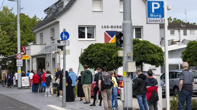 Menschen am anstehen Menschen am anstehen