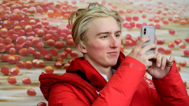 Andri Ragettli fotografiert sich mit dem Handy Andri Ragettli fotografiert sich mit dem Handy