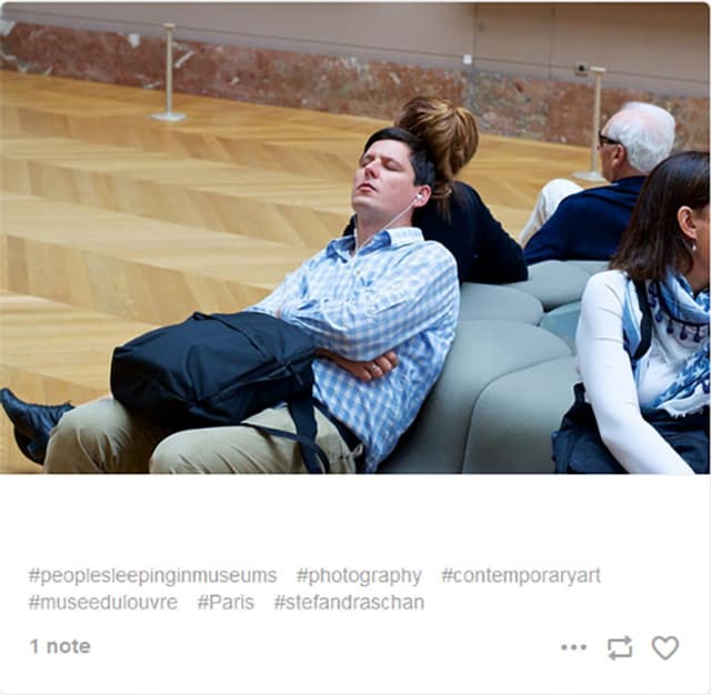 Mann schläft im Museum Mann schläft im Museum
