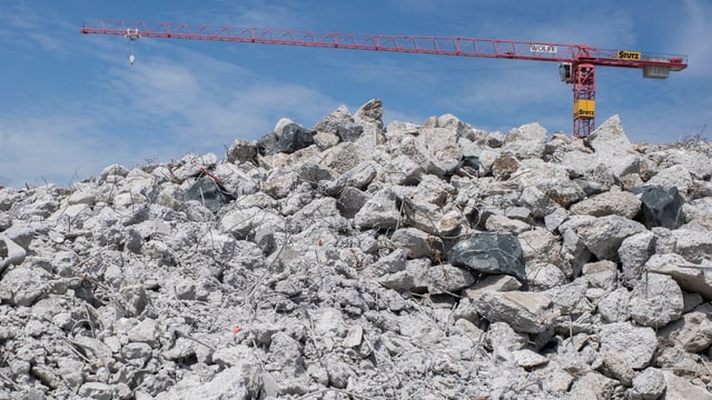 Steinhaufen vor einem Kran. Steinhaufen vor einem Kran.
