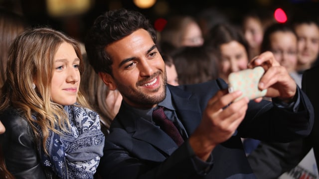 Elyas M'Barek macht ein Selfie von sich und einem Fan Elyas M'Barek macht ein Selfie von sich und einem Fan