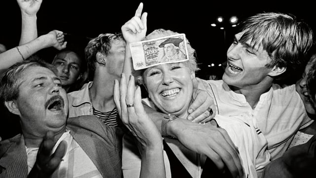 Ilona Jünemann feiert am 1. Juli 1990 auf dem Alexanderplatz die Währungsunion. Ilona Jünemann feiert am 1. Juli 1990 auf dem Alexanderplatz die Währungsunion.