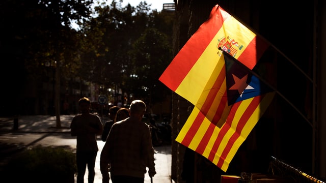 Spanische und katalanische Flagge. Spanische und katalanische Flagge.