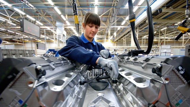 Eine Frau montiert einen Motor im Ford-Werk von Bridgend. Eine Frau montiert einen Motor im Ford-Werk von Bridgend.