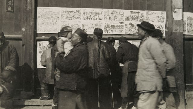 Menschen stehen vor chinesischen Drucken Menschen stehen vor chinesischen Drucken