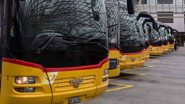 Aufgereihte Postautos Aufgereihte Postautos