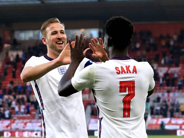 Harry Kane (links) und Bukayo Saka (rechts) klatschen sich ab. Harry Kane (links) und Bukayo Saka (rechts) klatschen sich ab.