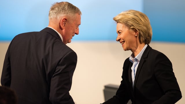 John Mattis und Ursula von der Leyen begrüssen sich. John Mattis und Ursula von der Leyen begrüssen sich.