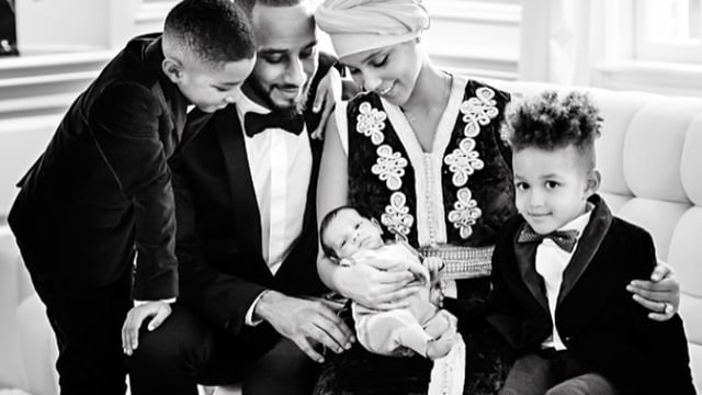 Alicia Keys mit Baby auf dem Schoss, zwei Buben, und ihrem Mann, der neben ihr sitzt. Alicia Keys mit Baby auf dem Schoss, zwei Buben, und ihrem Mann, der neben ihr sitzt.