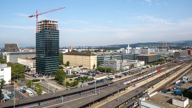Ein Bild in der Vogelperspektive von Zug mit dem Bahnhof. Ein Bild in der Vogelperspektive von Zug mit dem Bahnhof.