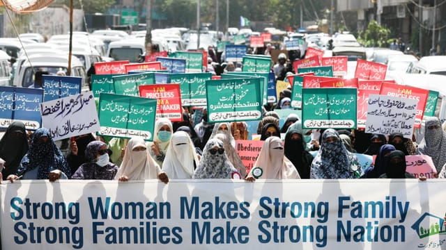 Frauen in Burkas und Niqabs protestieren in Karachi. Frauen in Burkas und Niqabs protestieren in Karachi.