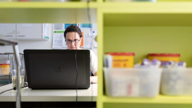 Pflegerin an einem Laptop Pflegerin an einem Laptop