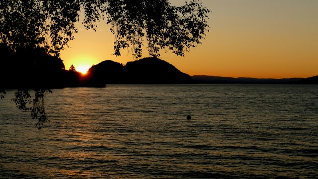 Die Sonne geht hinter Spiez unter. Die Sonne geht hinter Spiez unter.