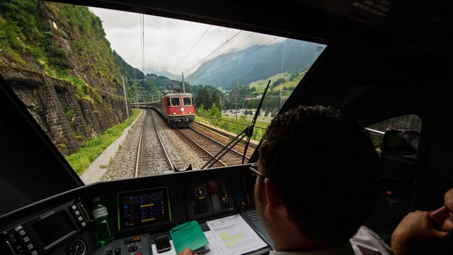 Fahren auf der Gotthard-Bergstrecke. Fahren auf der Gotthard-Bergstrecke.
