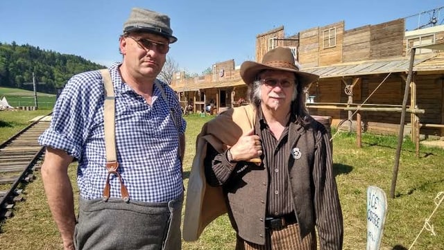 Zwei Männer in Western-Kleidung Zwei Männer in Western-Kleidung