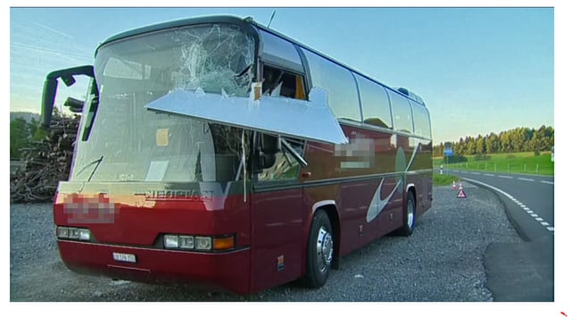 Die Seitenklappe eines Marktanhängers in der Frontscheibe des Busses. Die Seitenklappe eines Marktanhängers in der Frontscheibe des Busses.