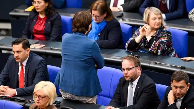SPD-Co-Chefin wandte Saskia Esken wandete einem AfD-Sprecher demonstrativ den Rücken zu. SPD-Co-Chefin wandte Saskia Esken wandete einem AfD-Sprecher demonstrativ den Rücken zu.