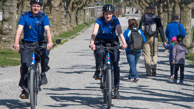 Zwei Polizisten auf E-Bikes. Zwei Polizisten auf E-Bikes.