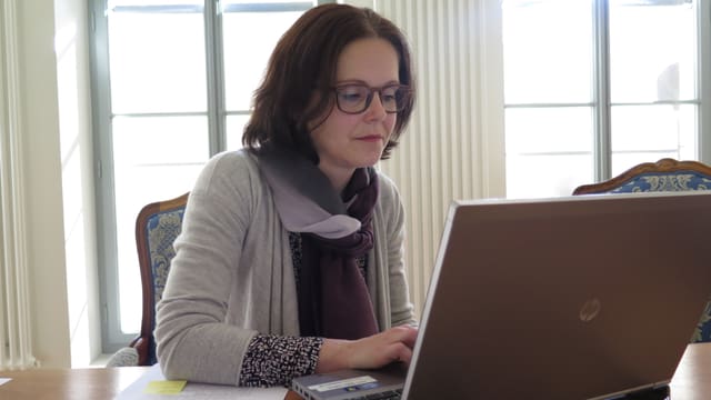 Stephanie Gropp an einem Laptop. Stephanie Gropp an einem Laptop.