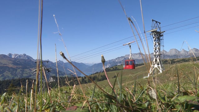 Rote Palfried-Seilbahn mit Aussicht auf das Bergpanorama. Rote Palfried-Seilbahn mit Aussicht auf das Bergpanorama.