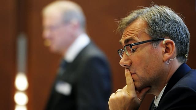 CEO Daniel Frutig denkt während einer Medienkonferenz nach CEO Daniel Frutig denkt während einer Medienkonferenz nach