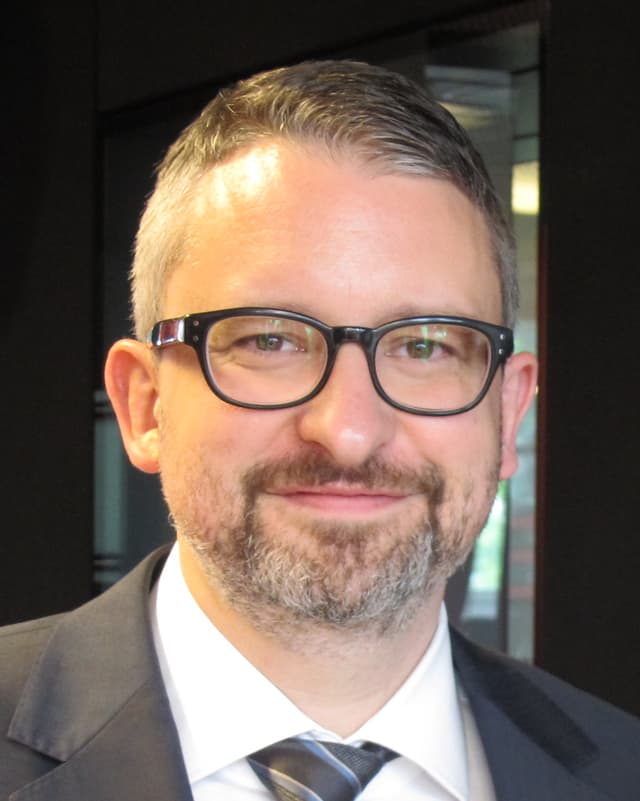 Martin Sturzenegger (40), ist in Zürich geboren und aufgewachsen. Er lebt mit seiner Frau und seinen beiden Kindern in Thalwil. Martin Sturzenegger (40), ist in Zürich geboren und aufgewachsen. Er lebt mit seiner Frau und seinen beiden Kindern in Thalwil.
