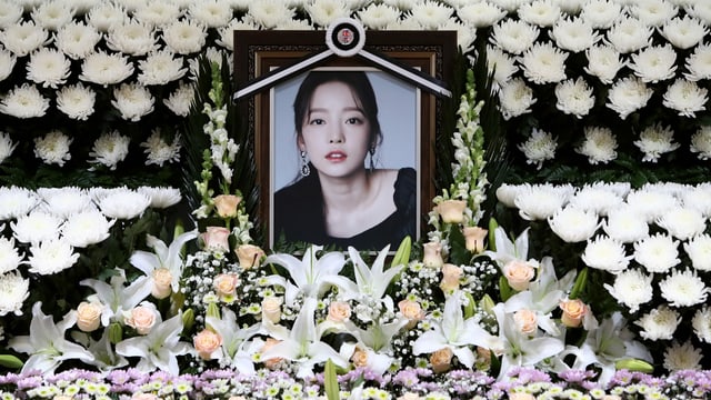 Eine Gedankstätte für Goo Hara. Es hat überall Blumen. Eine Gedankstätte für Goo Hara. Es hat überall Blumen.