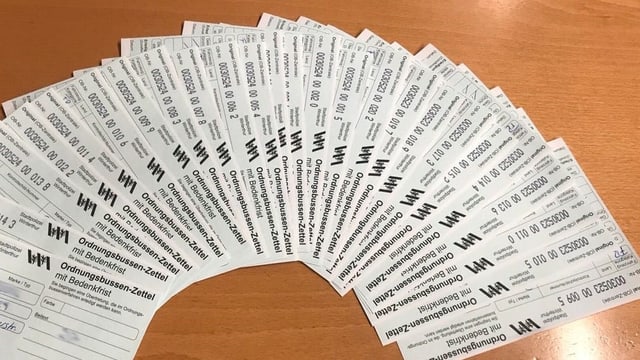 Auf einem Tisch liegen 27 Ordnungsbussen. Auf einem Tisch liegen 27 Ordnungsbussen.