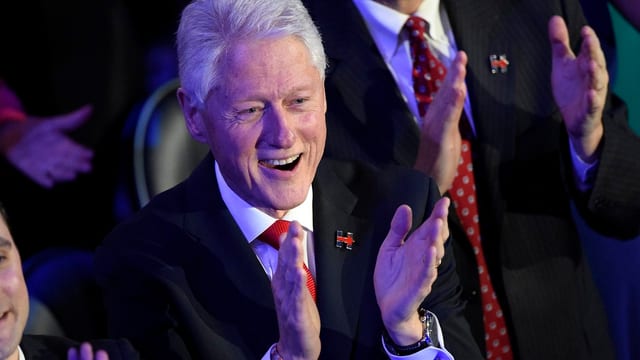 Bill Clinton applaudiert und lacht Bill Clinton applaudiert und lacht