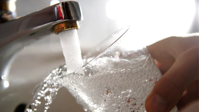 Wasser kommt aus einem Wasserhahn. Symbolbild Wasserquelle. Wasser kommt aus einem Wasserhahn. Symbolbild Wasserquelle.