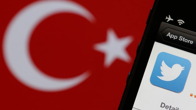 Twitter-Logo und türkische Flagge. Twitter-Logo und türkische Flagge.