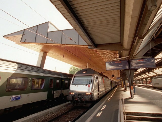 Ein Holzdach über einem Perron Ein Holzdach über einem Perron