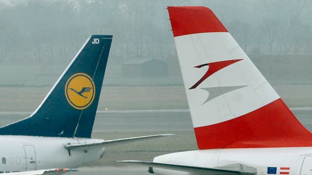 Bemaltes Heck einer Lufthansa- und einer Austrian-Airlines-Maschine Bemaltes Heck einer Lufthansa- und einer Austrian-Airlines-Maschine