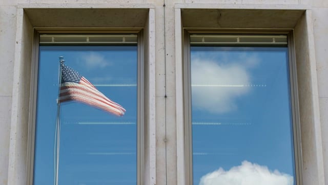 US-Flagge in Fenster US-Flagge in Fenster