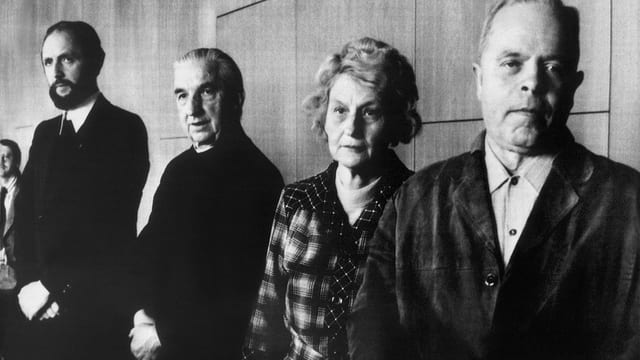 ie beiden Priester und die Eltern der verstorbenen Annelies Michel nach dem Gerichtsprozess. ie beiden Priester und die Eltern der verstorbenen Annelies Michel nach dem Gerichtsprozess.